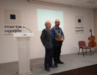 Iñaki Egaña recibió el premio Ibilbideari Elkar en el parque cultural Martin Ugalde de Andoain